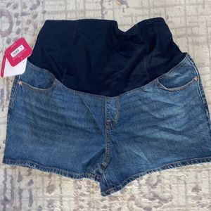 NWT Maternity shorts. 16